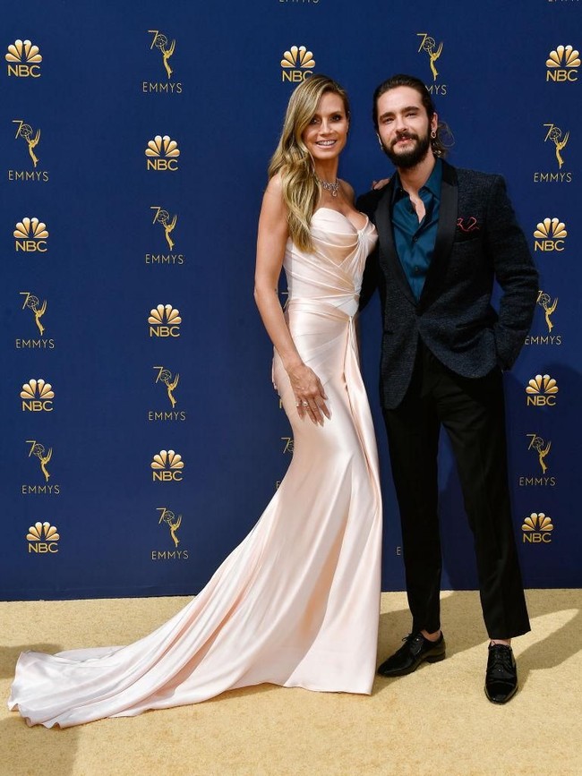 Di karpet merah, Heidi, yang kini berusia 45 tahun, tak segan memamerkan kemesraan dengan kekasihnya yang usianya terpaut 17 tahun lebih muda. Sesekali sejoli ini berpose bersama sambil berangkulan. (Foto: Matt Winkelmeyer/Getty Images)