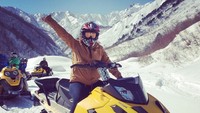 Sarah juga menyempatkan diri untuk liburan ke Jepang dan main snow mobile. (sarah.kinghorn/Instagram)