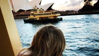 Jadi pengasuh membuat Sarah juga sering diajak liburan oleh keluarga yang mempekerjakannya. Ini saat Sarah dan anak yang diasuh jalan-jalan naik kapal di Sydney. (sarah.kinghorn/Instagram)