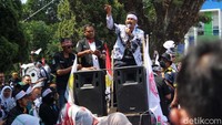 Ribuan guru honorer di Kabupaten Garut, Jawa Barat, kembali mogok mengajar. Mereka kini turun ke jalan menggelar aksi unjuk rasa di Pemda Garut. Guru honorer marah lantaran disebut sebagai guru ilegal oleh Plt Kadisdik Garut Djatjat Darajat.