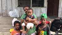 Ini Mama Siyani (25) beranak satu. Ia berharap segera mendapat saluran listrik dan adanya pembangunan akses sinyal handphone (Masaul/detikTravel)  