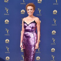 Material sequin kini sedang tren, namun milik Michelle Wolf justru membuat ia bagai tokoh jahat Disney dalam warna ungu dan neckline yang aneh. Foto: Getty Images