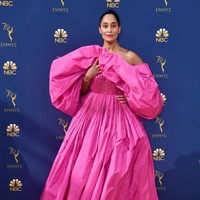 Gaun pink juga menjadi pilihan Tracee Ellis Ross di Emmy Awards. Putri penyanyi legendaris Diana Ross itu memakai gaun strapless bervolume dramatis Valentino Couture. (Foto: Getty Images)