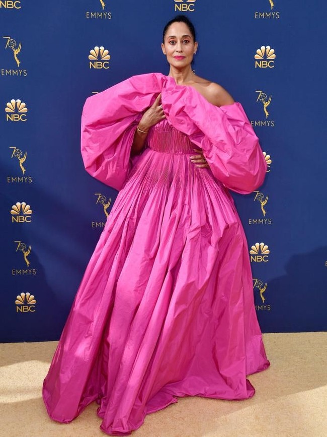 Gaun pink juga menjadi pilihan Tracee Ellis Ross di Emmy Awards. Putri penyanyi legendaris Diana Ross itu memakai gaun strapless bervolume dramatis Valentino Couture. (Foto: Getty Images)