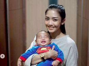 Cerita Ririn Dwi Ariyanti tentang Penggunaan Bedak Tabur Anak