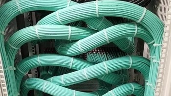 Menata kabel data ini sebenarnya sangat penting, terutama di pusat-pusat data center. Foto: Ultralink