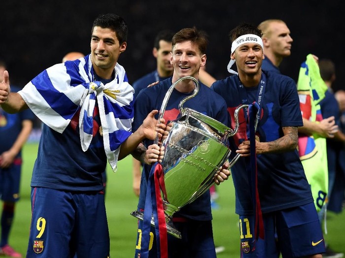 BERLIN, GERMANY - JUNE 06:  (L-R) Luis Suarez, Lionel Messi and Neymar of Barcelona celebrate with the trophy after the UEFA Champions League Final between Juventus and FC Barcelona at Olympiastadion on June 6, 2015 in Berlin, Germany.  (Photo by Matthias Hangst/Getty Images)