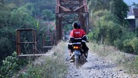 Pengendara sepeda motor melintas di jembatan kereta api yang berada di Kampung Babakan Sasak, Desa Sukajadi, Kecamatan Soreang, Kabupaten Bandung.