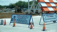 Proyek perluasan bandara ini disebut sudah mencapai 90 persen dan ditargetkan rampung akhir September. Spanduk berisi imbauan kepada pekerja agar tak lupa menggunakan pelindung juga masih terpampang.