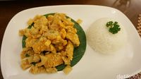 Rumah Putih: Ada Nasi Goreng Merah Palembang yang Gurih Wangi di Sini