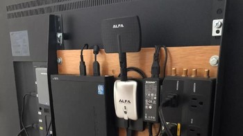 Agar rapi, semua perangkat ditempatkan dalam satu tempat dan diletakkan di belakang televisi. Foto: Ultralink
