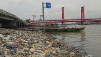 Kesadaran warga disebut Saderi masih cukup rendah. Warga tetap nekat buang sampah di Sungai Musi meskipun telah disediakan tempat pembuangan sampah (TPA) di setiap kelurahan.