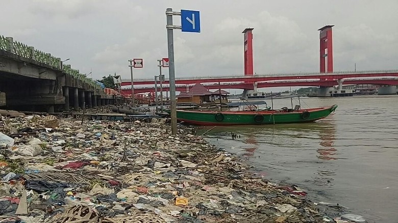 Sampah di Bawah Jembatan Ampera, Denda Rp 50 Juta Tak Efektif Sampah di Bawah Jembatan Ampera, Denda Rp 50 Juta Tak Efektif