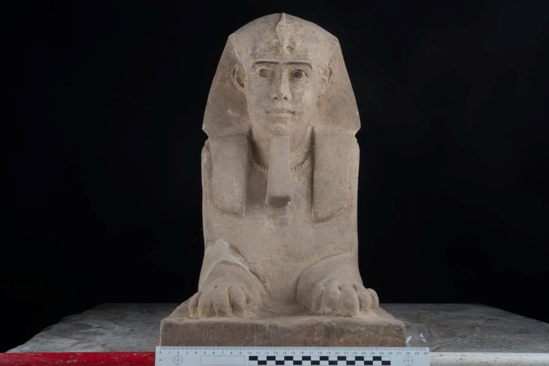 Arkeolog Mesir Temukan Sphinx Kecil Era 300 SM di Kuil Kom Ombo Arkeolog Mesir Temukan Sphinx Kecil Era 300 SM di Kuil Kom Ombo