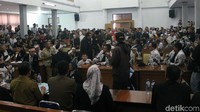 Pemerintah Kabupaten Garut akhirnya meminta maaf soal pernyataan Plt Kadisdik Djatjat Darajat yang menyebut guru honorer adalah guru ilegal.