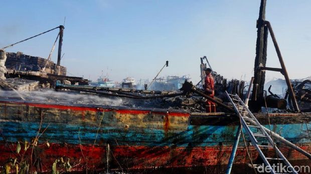 Bangkai kapal-kapal yang terbakar di Pekalongan. 