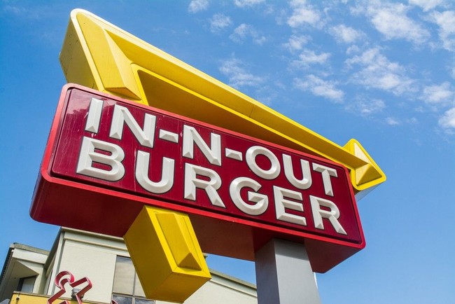 Beasiswa hingga Liburan Gratis, Ini Keuntungan Jadi Pegawai Resto Fast Food