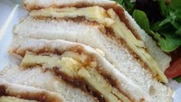 Kalau mau padukan saja selai buah dengan irisan keju cheddar, rasanya manis gurih dan enak. Foto : Instagram @selinascape