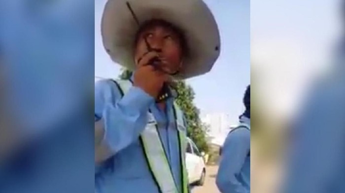 Pekerja China ukur tanah di Bekasi
