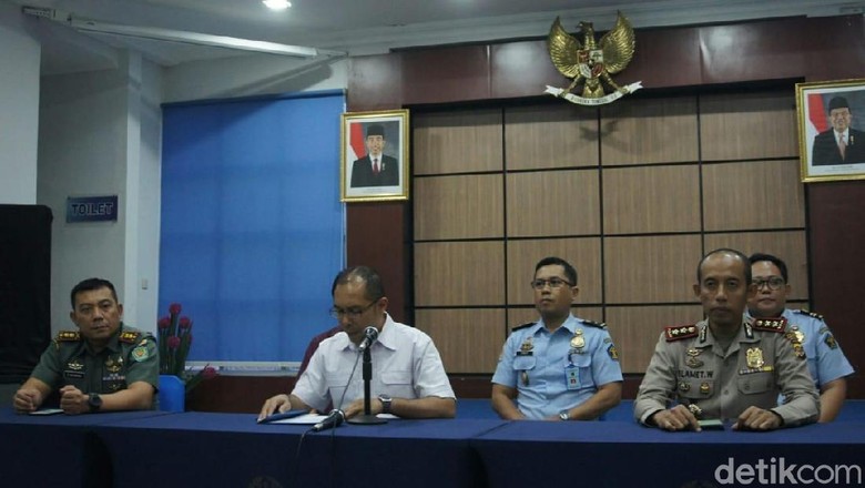 Penjelasan Imigrasi Karawang soal Buku Palu Arit WN China Penjelasan Imigrasi Karawang soal Buku Palu Arit WN China