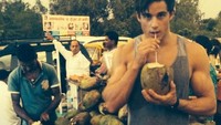 Berlibur ke India, Pietro memilih es buah kelapa segar untuk melepas dahaga ditengah teriknya cuaca di India. Foto: Instagram @pietroboselli