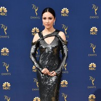 Bintang utama Crazy Rich Asians Constance Wu juga tak melewatkan acara ini dengan bergaya standar. Gaun hitam Jason Wu yang bermandikan payet nan menyala-nyala dengan detail cut-out menjadi andalannya. (Foto: Getty Images)