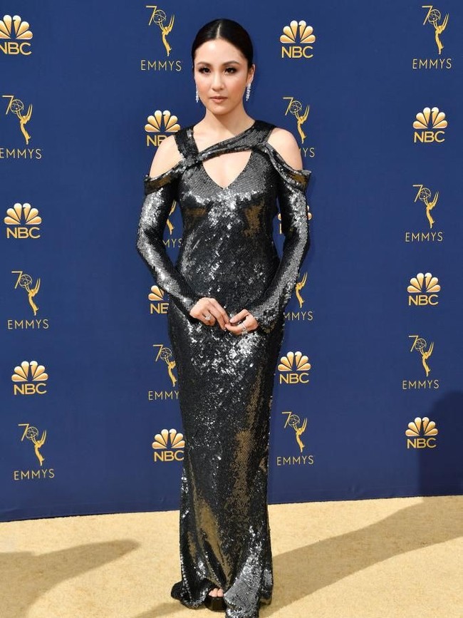 Bintang utama Crazy Rich Asians Constance Wu juga tak melewatkan acara ini dengan bergaya standar. Gaun hitam Jason Wu yang bermandikan payet nan menyala-nyala dengan detail cut-out menjadi andalannya. (Foto: Getty Images)