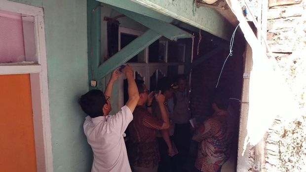 Plh Wali Kota Dadang Tinjau Rumah Pak Eko yang Terblokade Tetangga