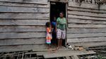 Menginap di Rumah Kaki Seribu di Pedalaman Papua Barat