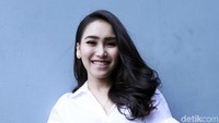Namanya kembali ramai dikaitkan dengan Raffi Ahmad usai beredar fotonya duduk berdua di pesawat. Pool/Palevi S/detikFoto.