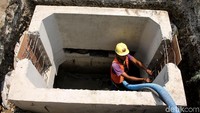 Petugas terus menyelesaikan pengerjaan proyek.