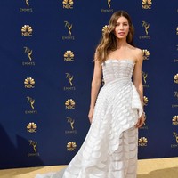 Di Emmy Awards 2018, Jessica Biel anggun bak putri raja dalam balutan gaun putih strapless dari Ralph & Russo. Motif elips yang menghiasi gaun tersebut meninggalkan sentuhan yang romantis pada penampilan istri Justin Timberlake itu. (Foto: Getty Images)