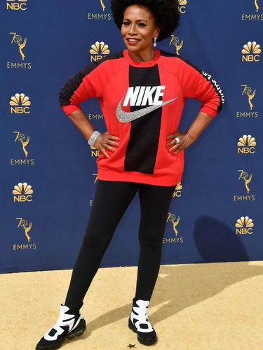Jenifer Lewis tampil dengan sweater Nike di Emmy Awards 2018.