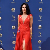 Padma Lakshmi membawa kembali tren gaun cutout di karpet merah. Foto: Getty Images