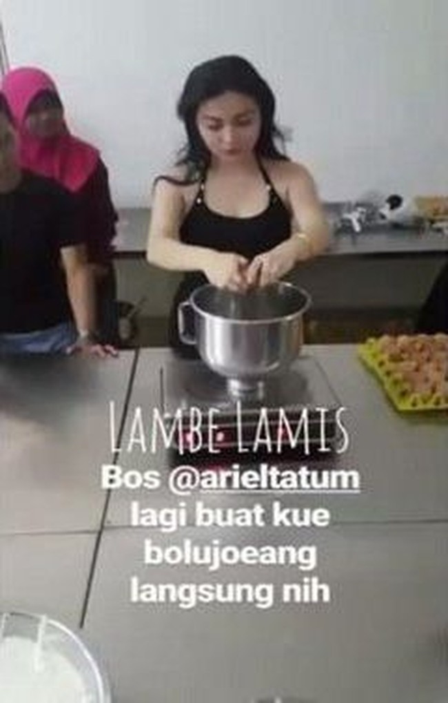 Gaya Ariel Tatum memakai tanktop ini juaga jadi perbincangan netizen. Pengguna media sosial menyebut penampilan Ariel ini terlalu seksi untuk aktivitas membuat kue. Foto yang memperlihatkan gaya Ariel memakai tanktop saat membuat kue ini diunggahnya ke Instagram Story. Foto: Instagram