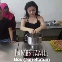 Gaya Ariel Tatum memakai tanktop ini juaga jadi perbincangan netizen. Pengguna media sosial menyebut penampilan Ariel ini terlalu seksi untuk aktivitas membuat kue. Foto yang memperlihatkan gaya Ariel memakai tanktop saat membuat kue ini diunggahnya ke Instagram Story. Foto: Instagram