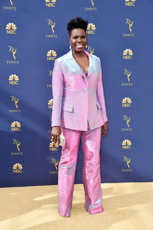 Setelan Leslie Jones memiliki siluet yang sempurna untuknya. Namun warna gulali metalik membuat look ini jadi tacky. Foto: Getty Images