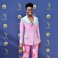 Setelan Leslie Jones memiliki siluet yang sempurna untuknya. Namun warna gulali metalik membuat look ini jadi tacky. Foto: Getty Images