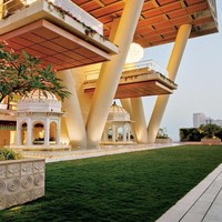 Mukesh Ambani disebut Forbes merupakan orang terkaya di Asia dengan total kekayaan Rp 640,64 triliun. Keluarga Ambani tinggal di properti bernama Antilia yang terletak di Mumbai, India. Foto: Free Press Journal