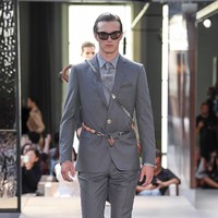 Aksen rantai pada setelan formal Burberry semakin mempertegas sentuhan punk yang menjadi inspirasi Riccardo. (Foto: Dok. Vogue)