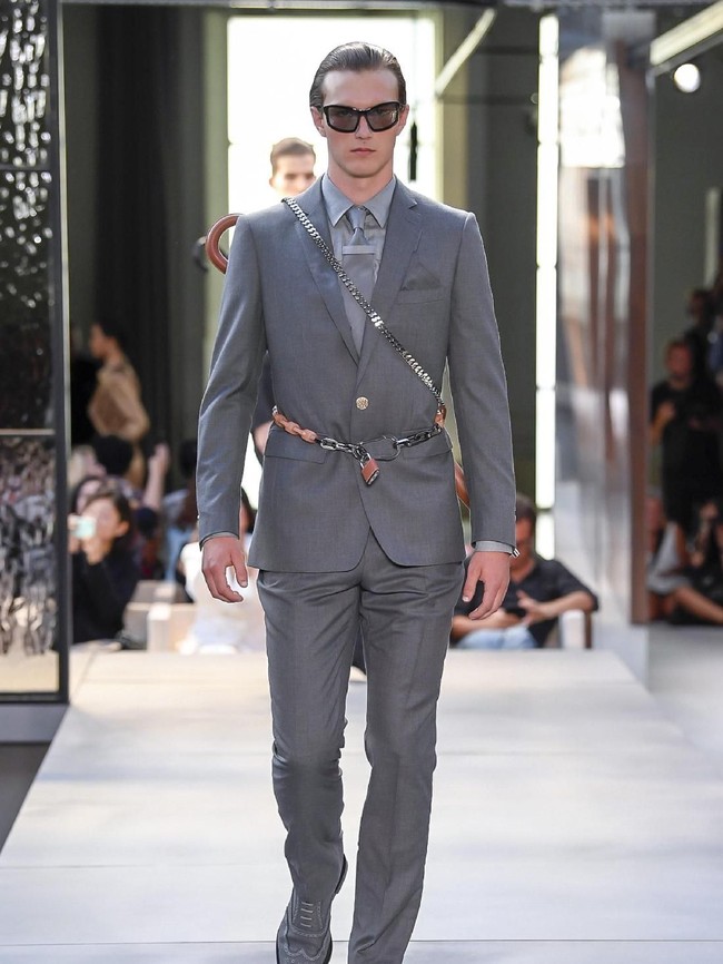 Aksen rantai pada setelan formal Burberry semakin mempertegas sentuhan punk yang menjadi inspirasi Riccardo. (Foto: Dok. Vogue)