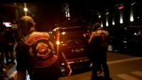 Dalam video berdurasi 44 detik tersebut menunjukkan seorang pria tampak bersandar di mobilnya. Di depannya ada seorang pria berbadan tegap mengenakan atribut salah satu klub motor di Bandung. Si pria tegap melayangkan bogem mentah beberapa kali ke pemobil. Selengkapnya baca di sini. Foto: dok. Istimewa