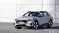 Karena ini sudah elektrik, maka Audi tidak memasang lagi grille di bagian depan, Audi menciptakan single frame yang pertama buat Audi. Meski demikian dari tampangnya kita tetap bisa mengenali kalau e-tron adalah sebuah mobil Audi. Foto: Audi