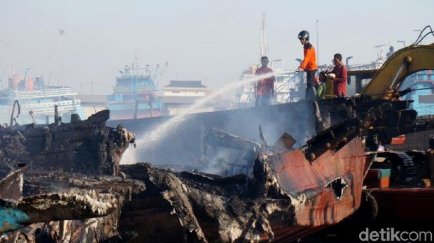 Bangkai kapal-kapal yang terbakar di Pekalongan. 