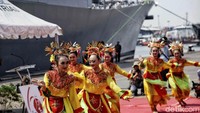 Kedatangan para Angkatan Laut Jepang di Jakarta ini pun disambut dengan penampilan tari daerah khas Nusantara.