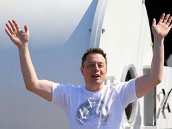 Elon Musk Pakai Baju Santai Bisa, Resmi Juga Bisa