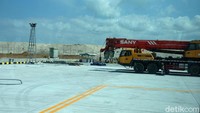Sejumlah alat berat juga masih lalu-lalang di area apron barat. Menurut pengelola proyek, area ini sudah masuk tahap finalisasi, tinggal memasang rumput dan pagar.