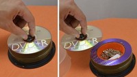 Yakin deh, tak ada yang kepikiran mengira tumpukan compact disc (CD) bisa menjadi tempat penyimpanan barang berharga seperti ini. Istimewa/Boredpanda.