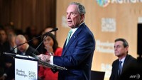 Mantan Wali Kota New York City sekaligus salah satu miliarder dunia, Michael Bloomberg berada di urutan ke-9 orang paling kaya. Pemilik Bloomberg ini ditaksir memiliki kekayaan mencapai US$ 55,5 miliar atau Rp 777 triliun. AFP/Josh Edelson.