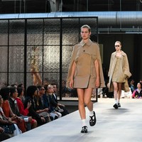 Untuk koleksi perdananya yang diberi tajuk Kingdom itu, Riccardo menggali inspirasi dari evolusi budaya yang terjadi di Inggris. Koleksi ini seperti patchwork dari pencampuran gaya hidup Inggris, kata desainer berdarah Italia ini tentang koleksi Spring 2019 tersebut seperti dikutip Vogue. Selain era Victorian dan Revolusi Industri, budaya punk juga menjadi ilhamnya. (Foto: Dok. Vogue)